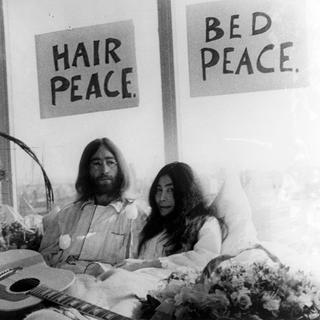Pendant une semaine, Yoko Ono et John Lennon donnent des interviews depuis leur lit nuptial. [Getty Images - Rodgers-Redferns]