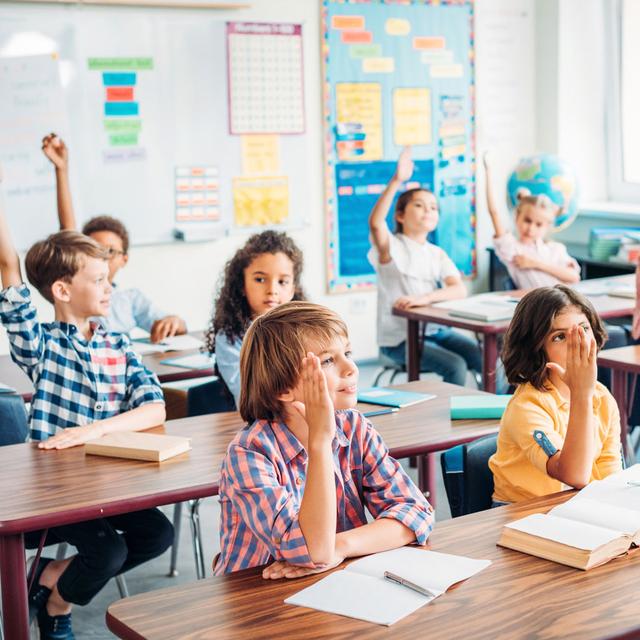 Des enfants dans une salle de classe. [Depositphotos - ArturVerkhovetskiy]