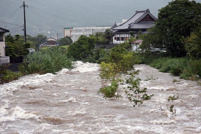 La rivière Muromi, à Fukuoka dans le sud-ouest du Japon, connaît une forte crue, le 28 août 2019. [Keystone/epa - Jiji press]