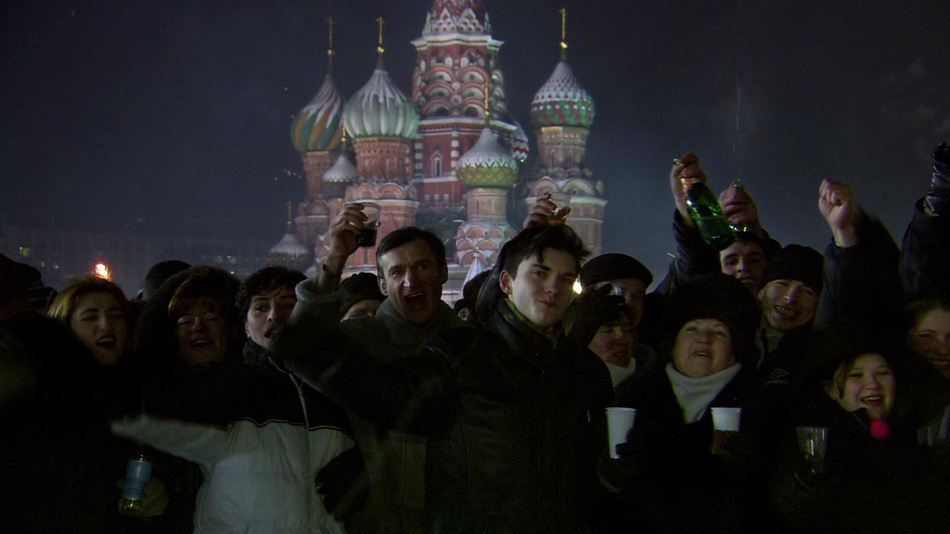 La joie le 31 décembre 1999, lors de l'annonce de l'arrivée au pouvoir par intérim de Vladimir Poutine. [GoldenEgg Production]