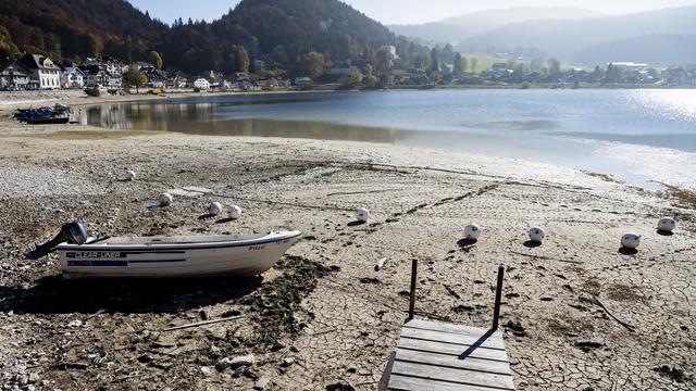 Les rives asséchées du lac de Joux en octobre 2018. [Keystone - Jean-Christophe Bott]