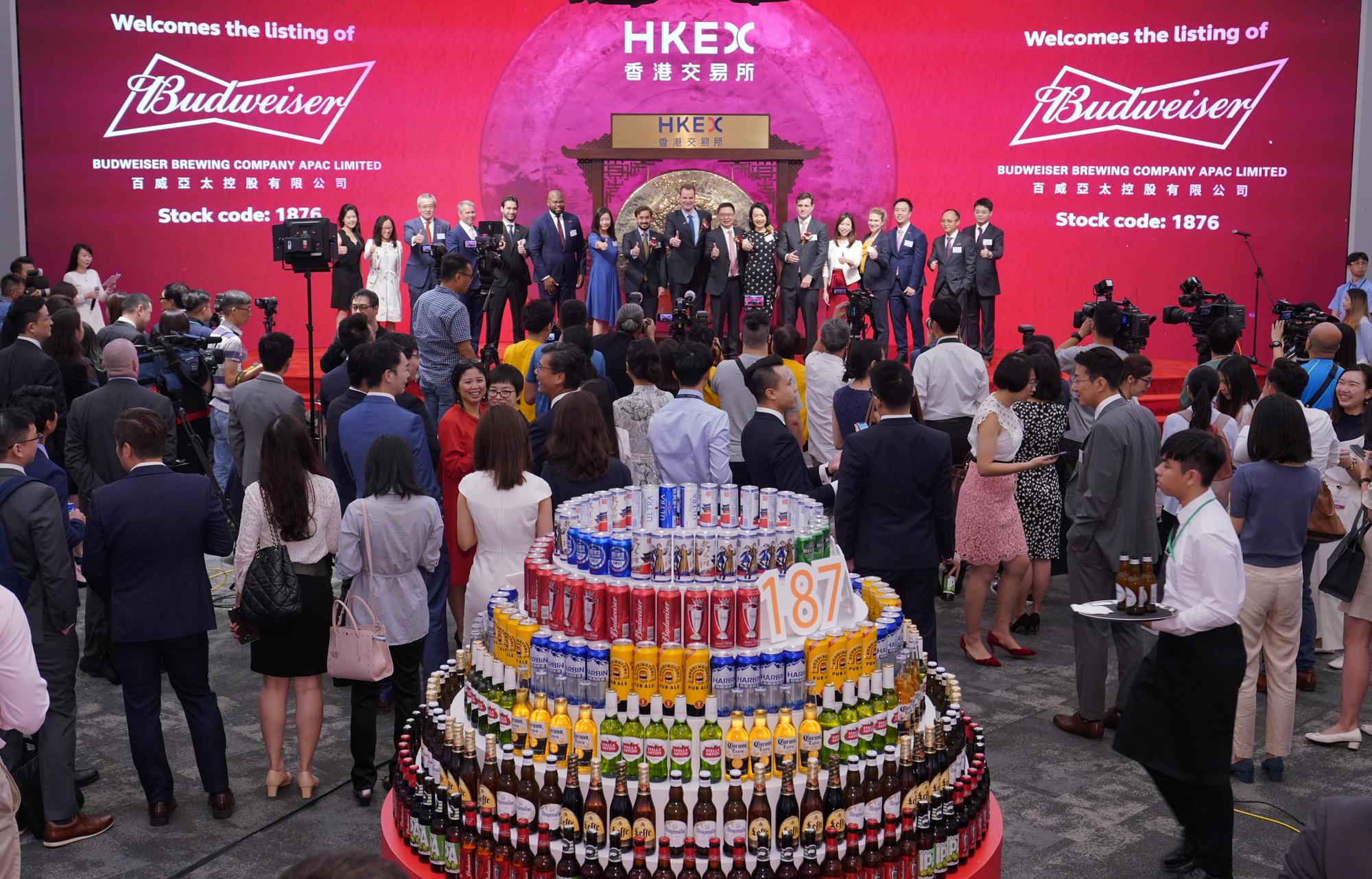 Entrée en bourse de Budweiser, géant américain de la brasserie, à Hong Kong, le 30 septembre 2019. [Reuters/CNS - Zhang Wei]