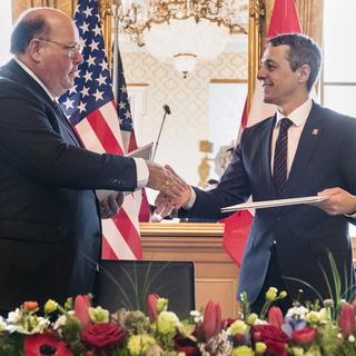 Le conseiller fédéral Ignazio Cassis (droite) a signé vendredi l'accord avec l'ambassadeur des Etats-Unis en Suisse Edward T. McMullen. [Keystone - Alessandro della Valle]