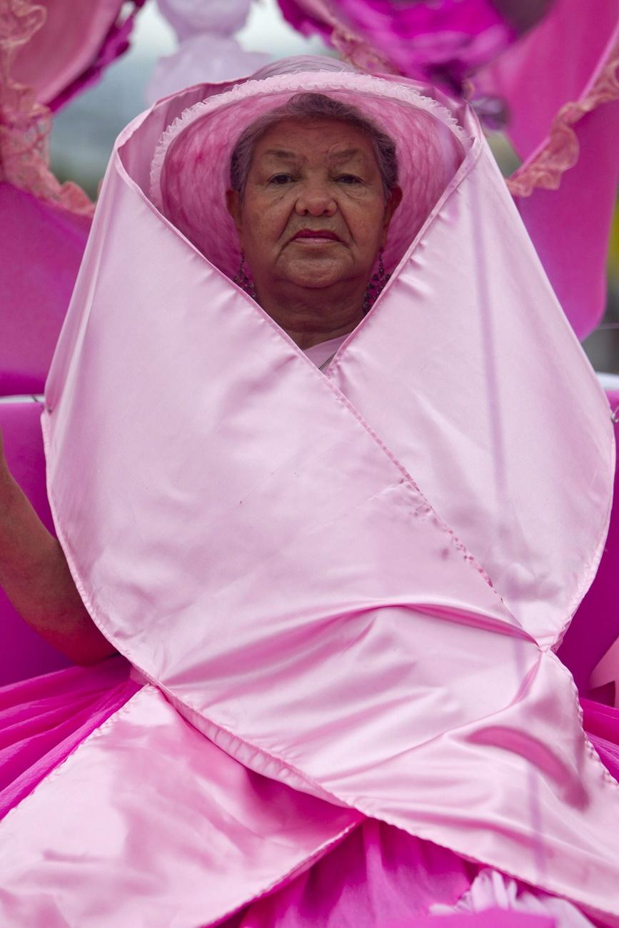 Une femme porte un ruban rose géant, symbole de la sensibilisation au cancer du sein, à Tegucigalpa, au Honduras, en octobre 2013. [Keystone/epa - Gustavo Amador]