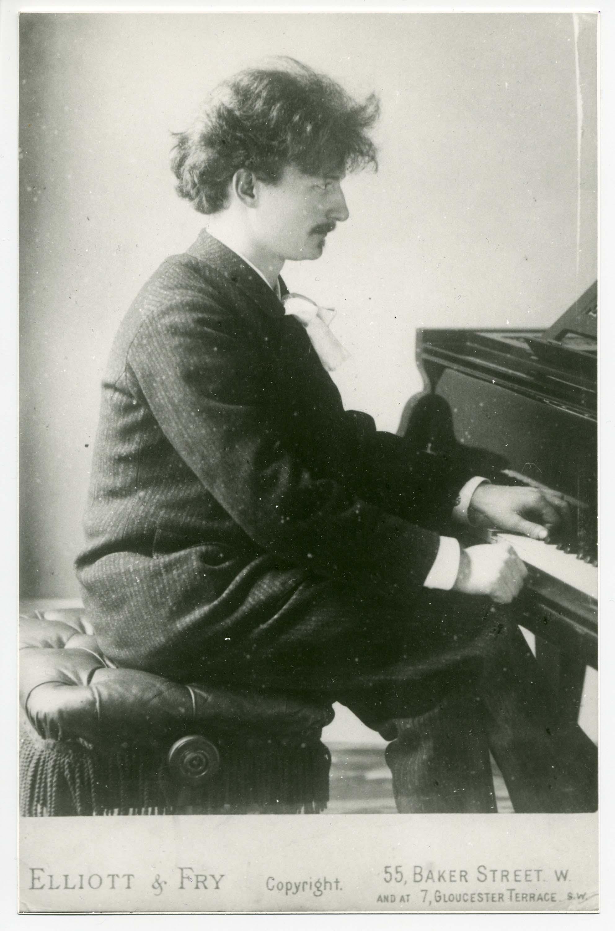 Paderewski, 30 ans, au piano, à Londres (1890). [Collections du Musée Paderewski de Morges]