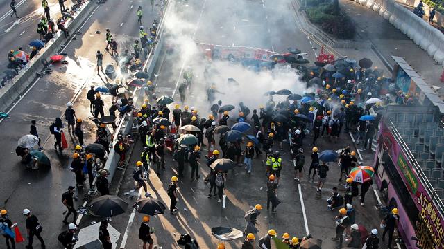 Des manifestants se dispersent après un tir de gaz lacrymogène par la police hongkongaise, le 5 août 2019. [Reuters - Eloisa Lopez]