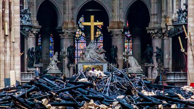 L'étendue des dégâts au coeur de la cathédrale Notre-Dame. [Reuters - Christophe Petit Tesson]