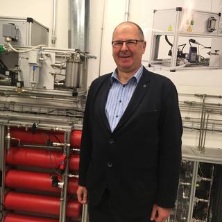 Andreas Züttel, directeur du laboratoire des matériaux pour l'énergie renouvelable de l'antenne EPFL de Sion. [Jean De Preux]