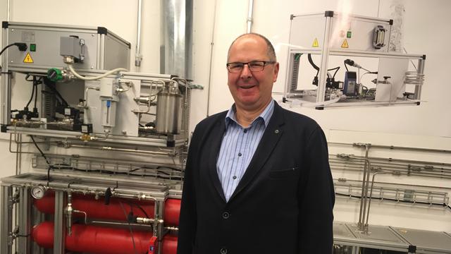 Andreas Züttel, directeur du laboratoire des matériaux pour l'énergie renouvelable de l'antenne EPFL de Sion. [Jean De Preux]