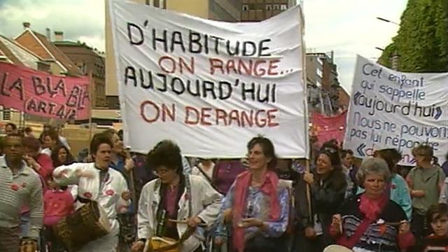 Défilé  lors de la grève des femmes de 1991 à La Chaux de Fonds. [RTS]