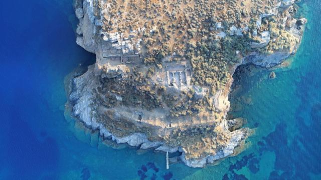 Une image aérienne révèle les ruines excavées par des archéologues sur l'île de Vryokastraki, dans les Cyclades grecques. [EPA/Keystone - Ministère Grec de la Culture]