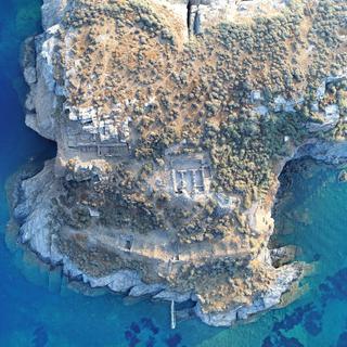 Une image aérienne révèle les ruines excavées par des archéologues sur l'île de Vryokastraki, dans les Cyclades grecques. [EPA/Keystone - Ministère Grec de la Culture]