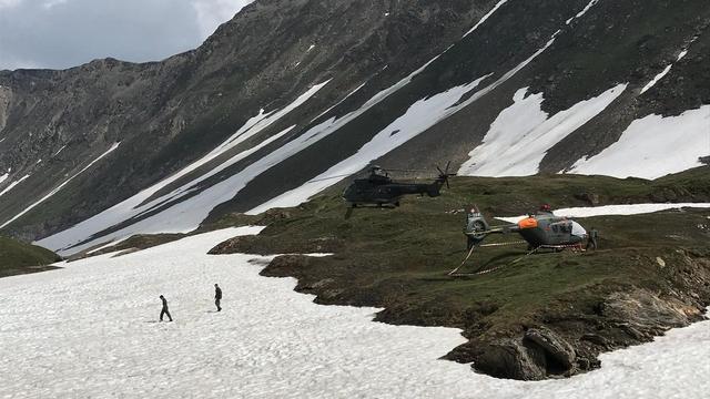 L'hélicoptère en panne dans l'attente d'un hélitreuillage sur le col du Nufenen. [RTS - Marie Giovanola]