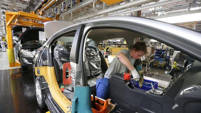 Un ouvrier au travail sur un véhicule Citroën en 2013. [Keystone - EPA/MAXIM SHIPENKOV]