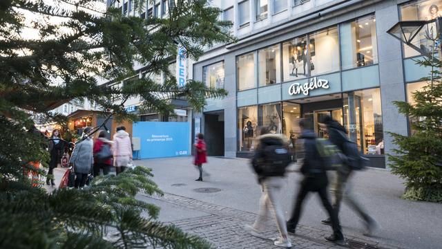 Pas d'ouverture au-delà de 16h pour les magasins de la ville de Fribourg le samedi, approche de Noël ou pas. [Keystone - Adrien Perritaz]