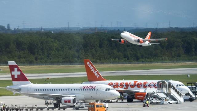 Des avions posés à l'aéroport de Genève. [Keystone - Jean-Christophe Bott]