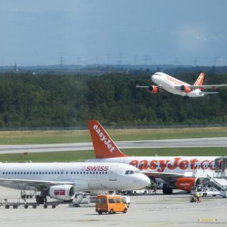 Des avions posés à l'aéroport de Genève. [Keystone - Jean-Christophe Bott]
