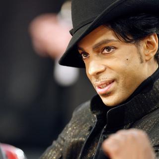 Le musicien Prince lors d'un match de la NBA à Las Vegas en 2007. [EPA/Keystone - Paul Buck]