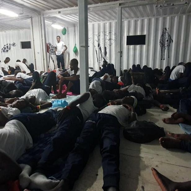 Des migrants à bord du navire humanitaire Ocean Viking. [Keystone - Hannah Wallace Bowman/MSF/SOS Mediterranee via AP]