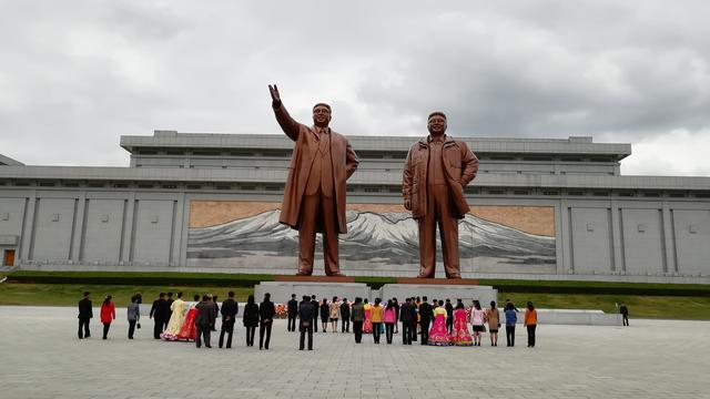 Les statues de Kim Jong-Il et Kim Il-Sung, père et grand-père du dirigeant nord-coréen actuel Kim Jong-Un. [RTSinfo - Michael Peuker]