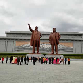 Les statues de Kim Jong-Il et Kim Il-Sung, père et grand-père du dirigeant nord-coréen actuel Kim Jong-Un. [RTSinfo - Michael Peuker]