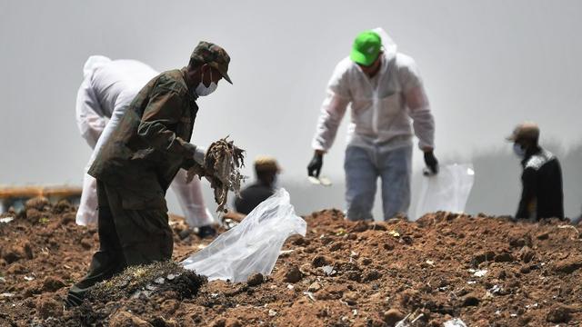 Alors que les boîtes noires seront analysées dès ce vendredi, les experts en médecine légale poursuivaient leur travail sur le site du crash du Boeing 737 MAX d'Ethiopian Airlines [TONY KARUMBA]