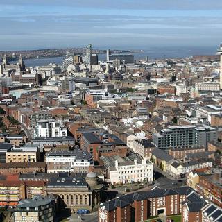 Liverpool vue depuis la cathédrale anglicane. Après des décennies de déclin, l'économie sinistrée de cette grande ville du nord-ouest de l'Angleterre à commencer à se reprendre depuis les années 1990. [Wikimedia - LivingOS]