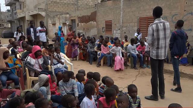 Au Sénégal, on tente de dissuader les jeunes de rejoindre l'Europe. [RTS]