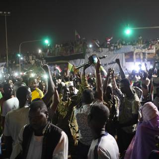 Les Soudanais sont descendus dans la rue après le retrait du chef du Conseil de transition militaire du pouvoir. [EPA/Keystone - Stringer]