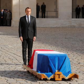 Emmanuel Macron se recueille devant le cercueil de Jacques Chirac. [afp - Philippe Wojazer]