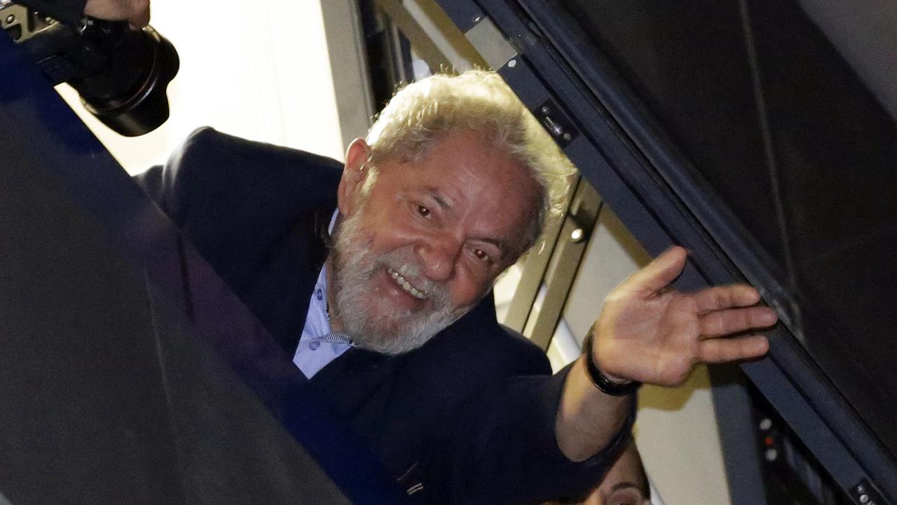 Lula salue ses partisans à la veille d'entrer en priopsn, le 5 avril 2018 à Sao Bernardo do Campo. [AP Photo - Nelson Antoine]
