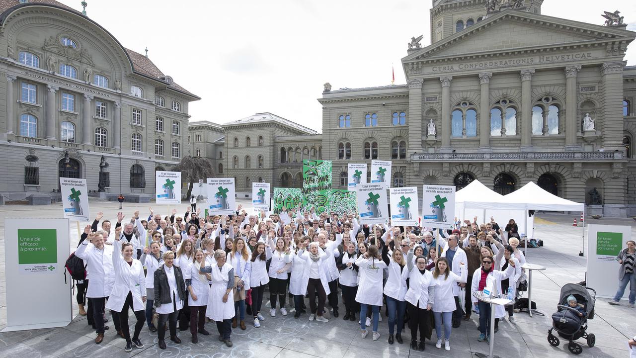 Les pharmaciens se sont mobilisés devant le Palais fédéral à Berne pour leur rôle dans la santé. [Keystone - Ben Zurbriggen]