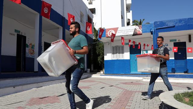 Des urnes sont installées pour l'élection présidentielle en Tunisie. [Keystone - EPA/Mohamed Messara]