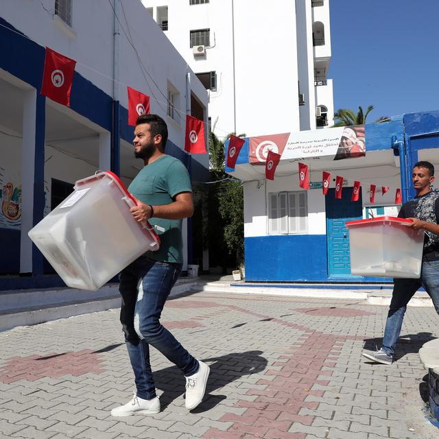 Des urnes sont installées pour l'élection présidentielle en Tunisie. [Keystone - EPA/Mohamed Messara]