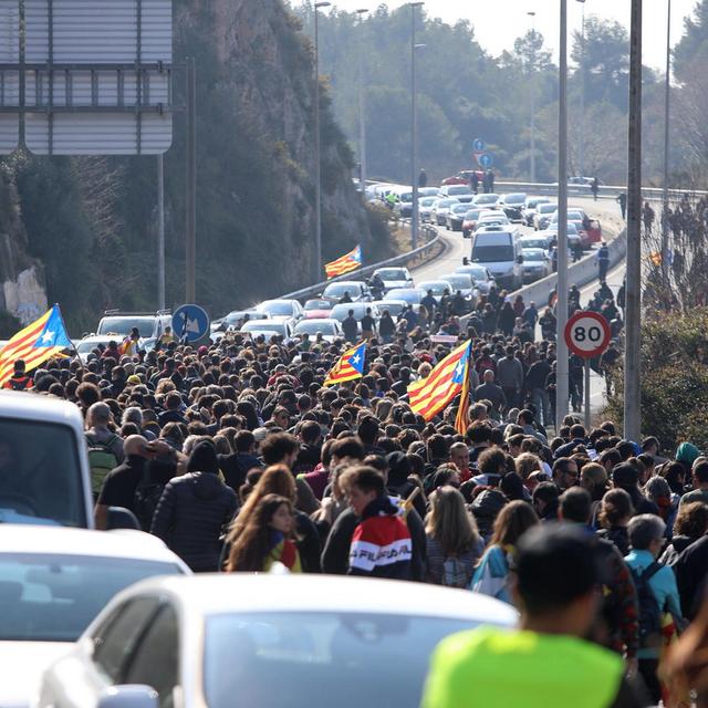 Des Catalans en grève bloquent une autoroute à Tarragone en Espagne. [Keystone/EPA - Jaume Sellart]