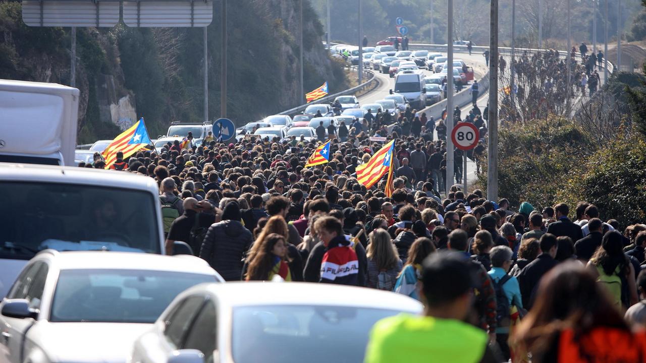Des Catalans en grève bloquent une autoroute à Tarragone en Espagne. [Keystone/EPA - Jaume Sellart]