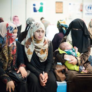 Des femmes attendent dans l'infirmerie du camp de Zaatari, au nord de la Jordanie.
BERND VON JUTRCZENKA/DPA PICTURE-ALLIANCE
AFP [BERND VON JUTRCZENKA/DPA PICTURE-ALLIANCE]