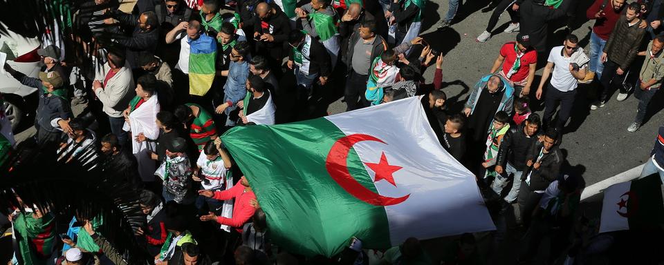 Les Algériens manifestent contre le régime en place. [EPA/Keystone - Mohamed Messara]