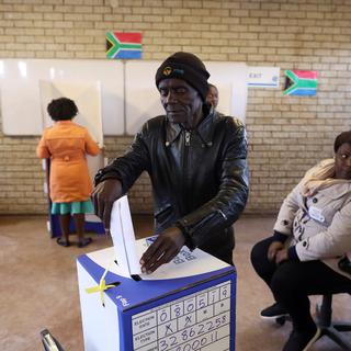 Les Sud-Africains se déplacent aux urnes. [Reuters - Mike Hutchings]