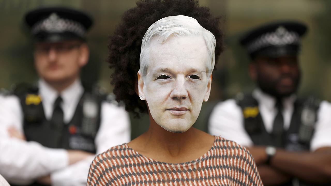 Une personne soutenant Julian Assange porte un masque du fondateur de WikiLeaks, à Londres, le 14 juin 2019. [Keystone/ap photo - Frank Augstein]