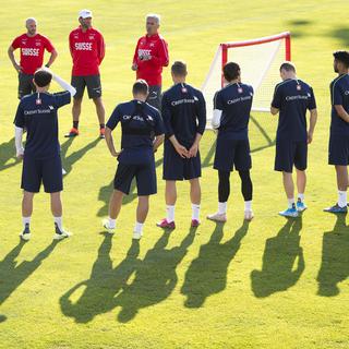L'entraîneur de l'équipe de Suisse Vladimir Petkovic parle à ses joueurs durant un entraînement pour l'Euro 2020. [Keystone - Laurent Gillieron]