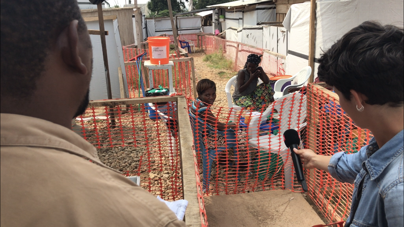 Dans la zone de convalescence du Centre de traitement Ebola (CTE), les patients guéris attendent de pouvoir rentrer chez eux. [RTS - Cedric Guigon]