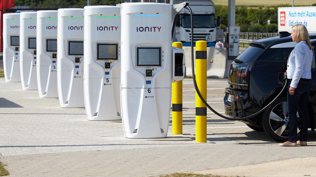 L'investissement dans les bornes de recharge pour véhicules électriques ne sera rentable que dans une dizaine d'années, selon le patron de Ionity. [Keystone - Thomas Frey]
