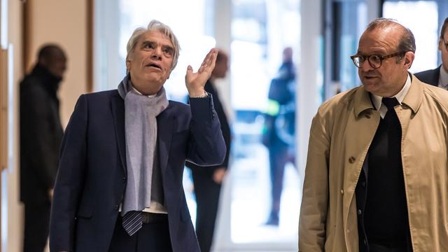 L'homme d'affaires Bernard Tapie et son avocat Hervé Temime en avril 2019. [Keystone/EPA - Christophe Petit Tesson]