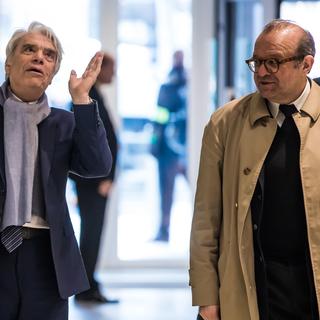 L'homme d'affaires Bernard Tapie et son avocat Hervé Temime en avril 2019. [Keystone/EPA - Christophe Petit Tesson]