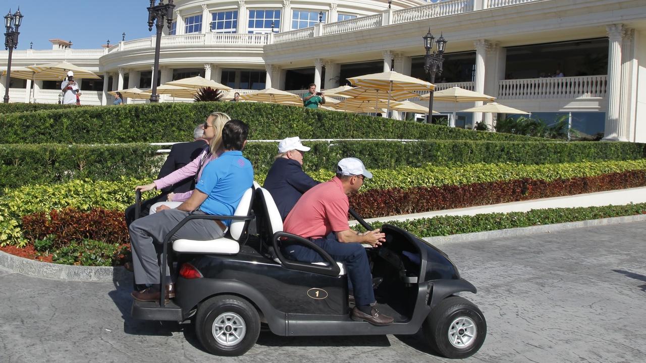 Donald Trump conduit une voiture de golf dans sa propriété de Doral, en Floride, en mars 2016. [Keystone/ap photo - Luis Alvarez]