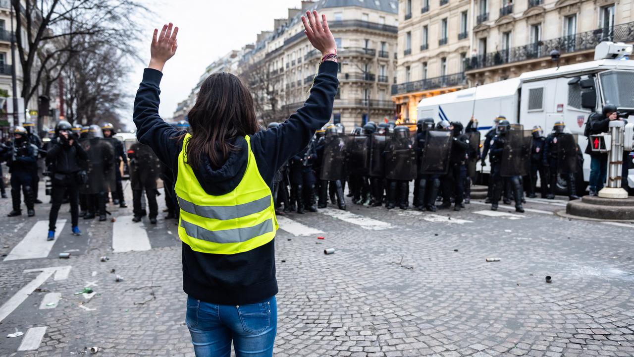Une jeune femme s'avance vers les forces de police à Paris le 12 janvier 2019. [AFP - Karine Pierre / Hans Lucas]