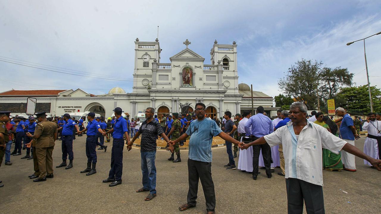 Des soldats sri lankais ferment l'accès à l'église Saint-Anthony de Colombo. [Keystone - Rohan Karunarathne/AP]