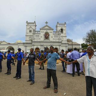 Des soldats sri lankais ferment l'accès à l'église Saint-Anthony de Colombo. [Keystone - Rohan Karunarathne/AP]