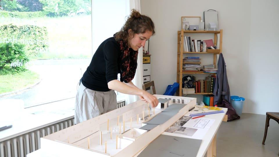 Beaucoup de travail pour un petit salaire, et une vie sociale quasi inexistante: Anna-Sabina Zürrer dans son atelier. [SRF - Lukas Keller]